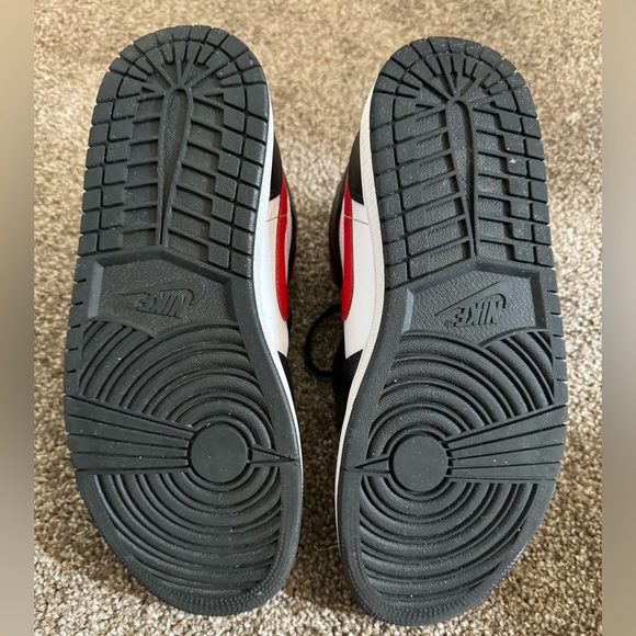 Size 9 Nike Air Jordans Red, White and Black - Picture 3 of 4